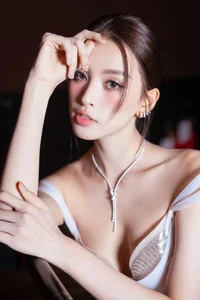 Miss Vietnam Tieu Vy Addresses Dating Rumors and Her Friendship with Actor Quoc Anh - image 5