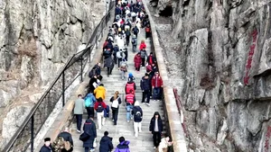 Conquering Mount Tai: Exoskeleton Technology Aids Mountain Climbers - image 1