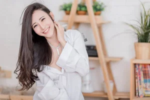 The Timeless Elegance of the Classic White Shirt: A Gallery of Sophisticated and Alluring Styles - image 6
