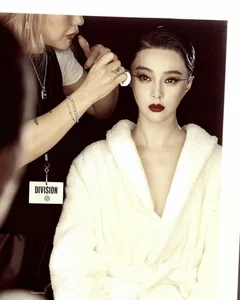 Fan Bingbing Makes a Spectacular Fashion Runway Comeback with Undeniable Charisma - image 6