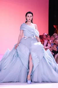 Fan Bingbing Makes a Spectacular Fashion Runway Comeback with Undeniable Charisma - image 2