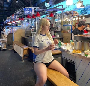 Street Style Debate: Hot Girl’s Daring Late-Night Dining Outfit - image 10