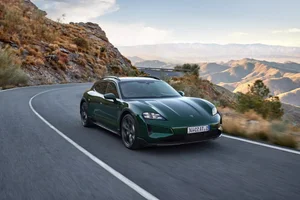 2025 Porsche Taycan Turbo S: More Powerful Than Supercars with Enhanced Electric Range - image 5