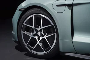 2025 Porsche Taycan Turbo S: More Powerful Than Supercars with Enhanced Electric Range - image 10