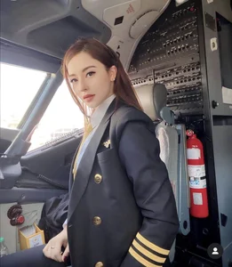 Meet the Most Beautiful Female Pilot: Stunning Real-Life Captain Over 1.7m Tall - image 4