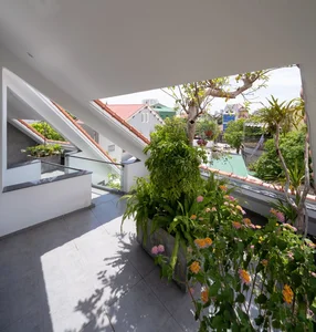 Stunning Townhouse Design: Traditional Red Tile Roofs Meet Lush Green Gardens in Urban Living - image 4