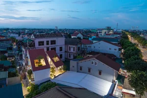 Stunning Townhouse Design: Traditional Red Tile Roofs Meet Lush Green Gardens in Urban Living - image 0