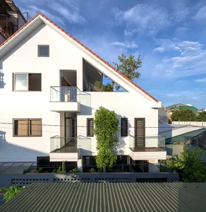 Stunning Townhouse Design: Traditional Red Tile Roofs Meet Lush Green Gardens in Urban Living - image 3