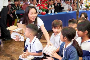 Miss Vietnam H'Hen Nie Sparks Debate on Chi Dep: Authentic or Awkward? - image 0