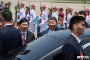 President Luong Cuong Welcomes Chinese President Xi Jinping at Noi Bai Airport - image 1