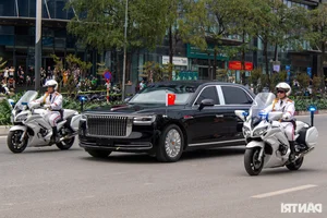President Luong Cuong Welcomes Chinese President Xi Jinping at Noi Bai Airport - image 3