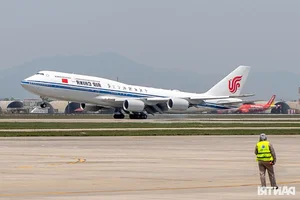 President Luong Cuong Welcomes Chinese President Xi Jinping at Noi Bai Airport - image 4