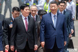 President Luong Cuong Welcomes Chinese President Xi Jinping at Noi Bai Airport - image 8