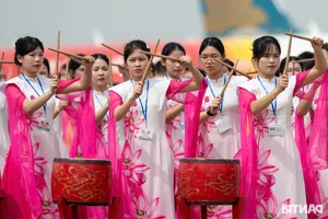 President Luong Cuong Welcomes Chinese President Xi Jinping at Noi Bai Airport - image 14