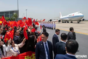 President Luong Cuong Welcomes Chinese President Xi Jinping at Noi Bai Airport - image 13