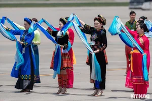 President Luong Cuong Welcomes Chinese President Xi Jinping at Noi Bai Airport - image 11
