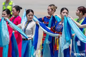 President Luong Cuong Welcomes Chinese President Xi Jinping at Noi Bai Airport - image 10