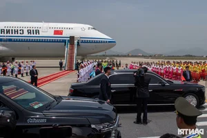 President Luong Cuong Welcomes Chinese President Xi Jinping at Noi Bai Airport - image 2