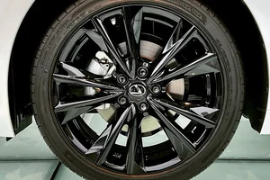 Lexus ES Luxury Sedan Discounts: Save 260 Million VND in Vietnam Market - image 7