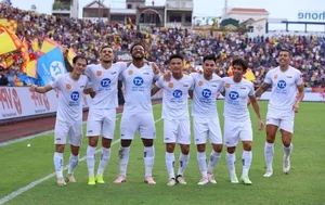 Thep Xanh Nam Dinh FC Stars Unite for Flood Relief Efforts - image 5