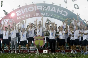 Thep Xanh Nam Dinh FC Stars Unite for Flood Relief Efforts - image 2