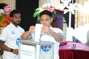 Thep Xanh Nam Dinh FC Stars Unite for Flood Relief Efforts - image 4