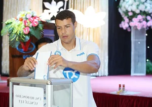 Thep Xanh Nam Dinh FC Stars Unite for Flood Relief Efforts - image 7