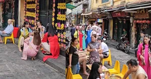 Hanoi's Most Popular Streets for Tet Ao Dai Photoshoots - image 6