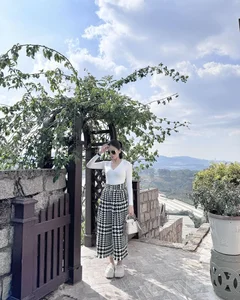 Comfortable Designer Sandals: Le Quyen's Ultimate Style Secret for Tired Feet - image 1