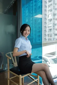Elegant Fashion Photography: IESS Wan Ping Showcasing Charming Gradient Silk Styles - image 5