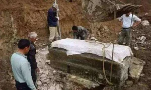 Ancient Tomb Discovery: Experts Unravel 354 Layers of Clothing - image 1