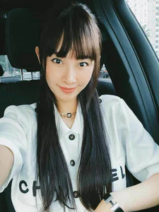 Ageless Vietnamese Beauty Queen Wins Hearts at Her Kid's School with Youthful Charm - image 3