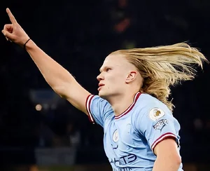 Erling Haaland’s Girlfriend Shares Rare Family Photo with Two-Year-Old Son - image 7