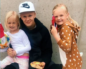 Erling Haaland’s Girlfriend Shares Rare Family Photo with Two-Year-Old Son - image 4