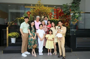 Gia Đình Khánh Thi - Phan Hiển Diện Áo Dài Đón Tết 2024 - image 1