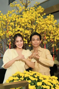 Gia Đình Khánh Thi - Phan Hiển Diện Áo Dài Đón Tết 2024 - image 6