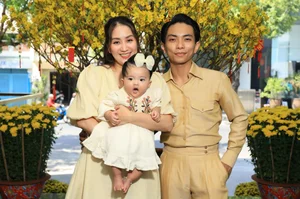 Gia Đình Khánh Thi - Phan Hiển Diện Áo Dài Đón Tết 2024 - image 4