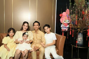 Gia Đình Khánh Thi - Phan Hiển Diện Áo Dài Đón Tết 2024 - image 5