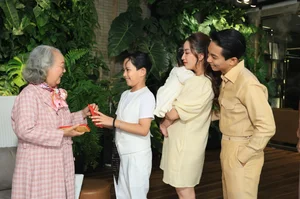 Gia Đình Khánh Thi - Phan Hiển Diện Áo Dài Đón Tết 2024 - image 3