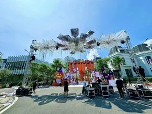 Doan Di Bang Transforms District 7 Mansion with Spectacular Halloween Decorations - image 3