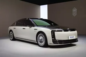 Huawei Unveils Luxury Maextro S800 Sedan to Compete with Premium EVs - image 8