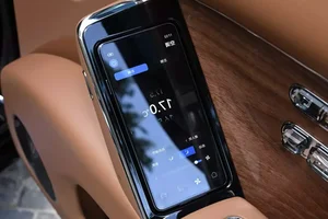 Huawei Unveils Luxury Maextro S800 Sedan to Compete with Premium EVs - image 3