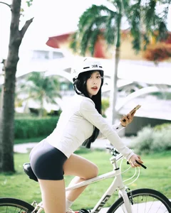 The Controversial Nude-Colored Activewear Trend Taking Over the Badminton Courts - image 2