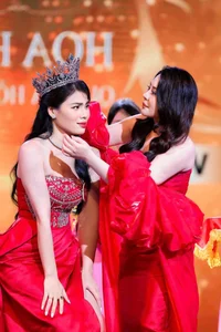 Nguyen Thi Thua Crowned Mrs Grand Vietnam 2025 - image 0