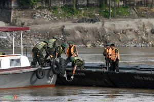 Urgent Preparations for Phong Chau Pontoon Bridge Installation Underway - image 2
