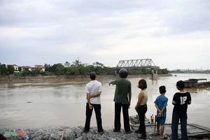 Urgent Preparations for Phong Chau Pontoon Bridge Installation Underway - image 5
