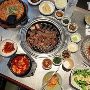 Inside the Luxurious Seoul Food Tour of Vietnam's Retail Tycoon Family Member - image 0
