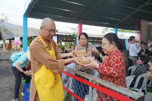 Sacred Moments: Crowds Gather to Worship Buddha's Relics - image 0