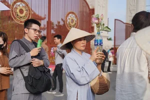 Sacred Moments: Crowds Gather to Worship Buddha's Relics - image 9