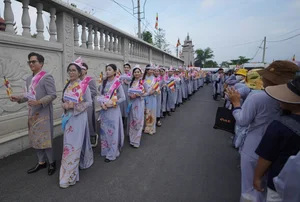 Sacred Moments: Crowds Gather to Worship Buddha's Relics - image 6